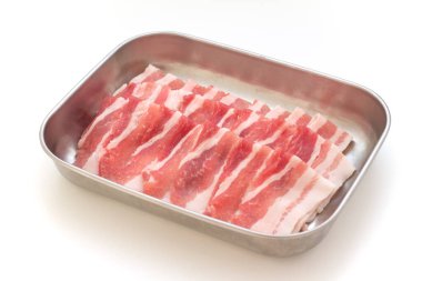 Beyaz arka planda taze kemiksiz domuz pirzolası (domuz eti)