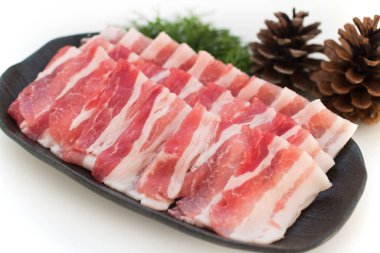 Beyaz arka planda taze kemiksiz domuz pirzolası (domuz eti)