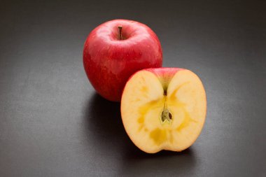 Japon elmaları siyah arka planda (Japonya 'da Ringo olarak adlandırılır))