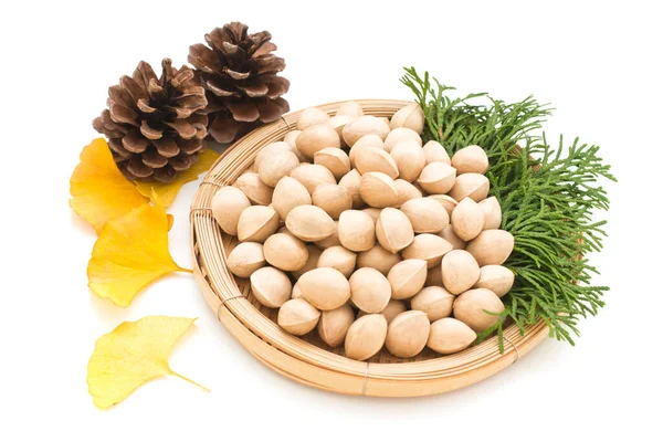 Japon Ginkgo fındıkları beyaz arka planda (Japonya 'da Ginnan deniyor))