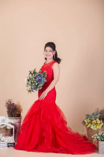 Piękny Dorosły Azjatycki Kobieta Czerwony Sukienka Bukiet Kwiaty — Zdjęcie stockowe