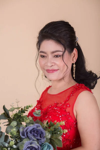 Hermosa Mujer Asiática Adulta Vestido Rojo Con Ramo Flores — Foto de Stock