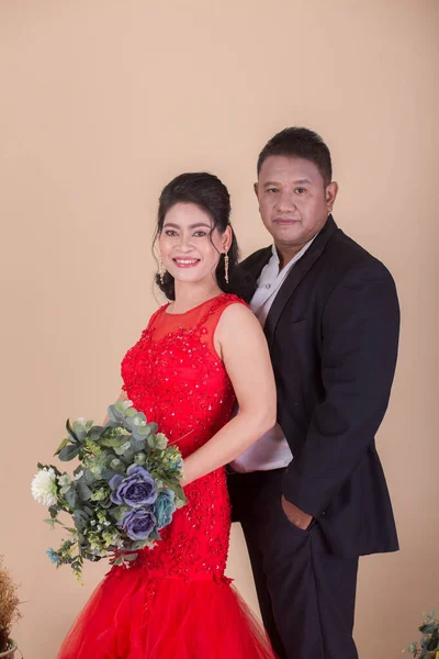 Bonito Adulto Asiático Casal Com Buquê Flores — Fotografia de Stock