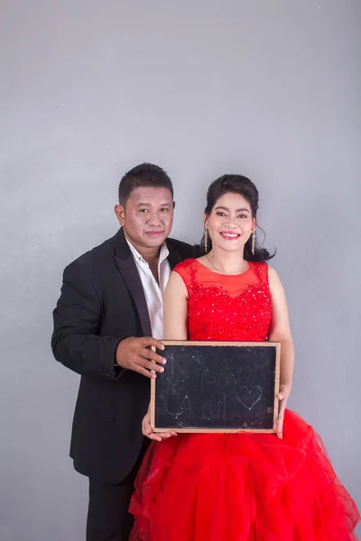 美丽优雅的亚洲成年人夫妇与黑板 — 图库照片
