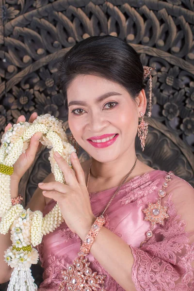 Mulher Asiática Adulta Bonita Roupas Tailandesas Tradicionais — Fotografia de Stock