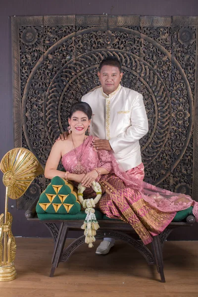 Красивая Взрослая Азиатская Пара Традиционной Тайской Одежде — стоковое фото