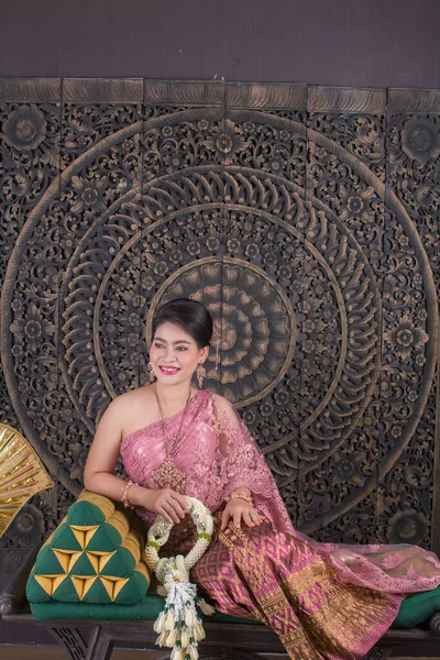 Schöne Erwachsene Asiatische Frau Traditioneller Thailändischer Kleidung — Stockfoto