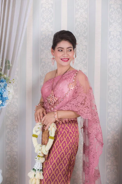 Schöne Erwachsene Asiatische Frau Traditioneller Thailändischer Kleidung — Stockfoto