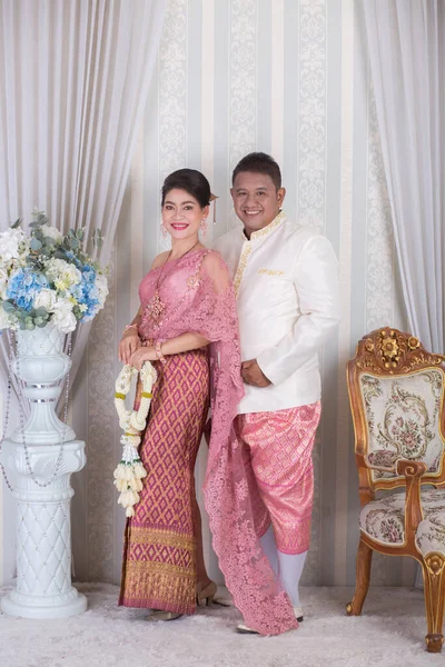 Красивая Взрослая Азиатская Пара Традиционной Тайской Одежде — стоковое фото