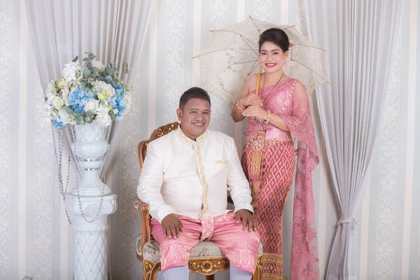 Bonito Adulto Asiático Casal Roupas Tailandesas Tradicionais — Fotografia de Stock