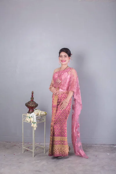 Όμορφη Ενήλικη Ασιάτισσα Παραδοσιακά Ταϊλανδέζικα Ρούχα Εικόνα Αρχείου