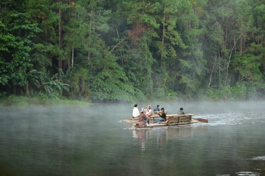 Tayland - 31 Ekim 2014: Nehirde yüzen insanlar