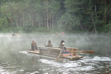 Tayland - 31 Ekim 2014: Nehirde yüzen insanlar