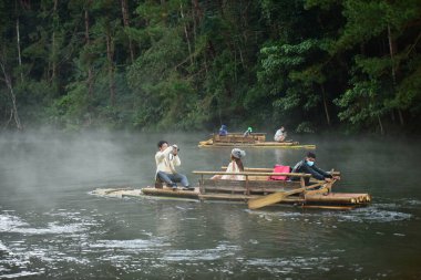 Tayland - 31 Ekim 2014: Nehirde yüzen insanlar