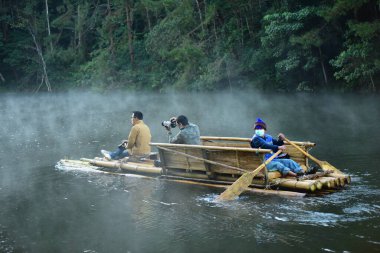 Tayland - 31 Ekim 2014: Nehirde ahşap teknede yüzen insanlar