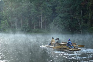 Tayland - 31 Ekim 2014: Nehirde ahşap teknede yüzen insanlar