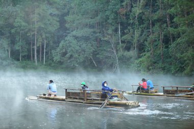 Tayland - 31 Ekim 2014: Nehirde ahşap teknelerde yüzen insanlar