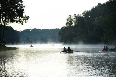 Sabahları tekneli nehir manzarası