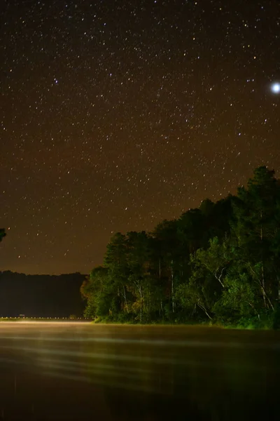 Όμορφη Νύχτα Έναστρο Ουρανό Και Όχθη Του Ποταμού Τοπίο — Φωτογραφία Αρχείου