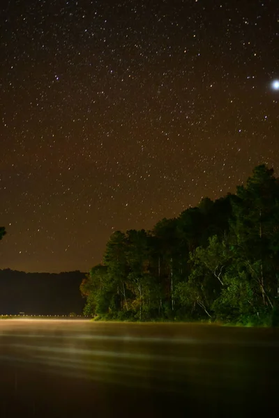 Yıldızlı Gökyüzü Nehir Kıyılarıyla Güzel Bir Gece — Stok fotoğraf