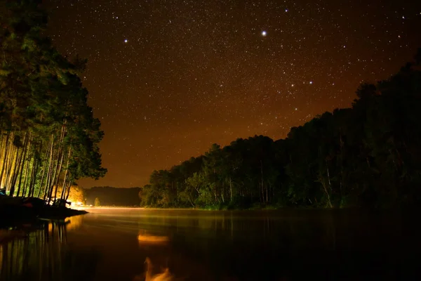 星空と川沿いの風景と美しい夜 — ストック写真