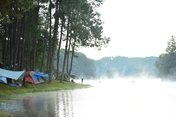 Flusslandschaft Mit Zeltplatz Und Booten Morgen — Stockfoto
