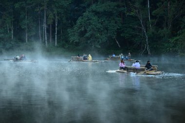 Tayland - 31 Ekim 2014: Nehirde yüzen insanlar