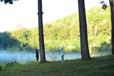 Nehir kıyısında dinlenen insanlar