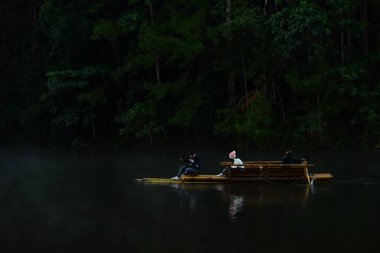 Tayland - 31 Ekim 2014: Nehirde yüzen insanlar