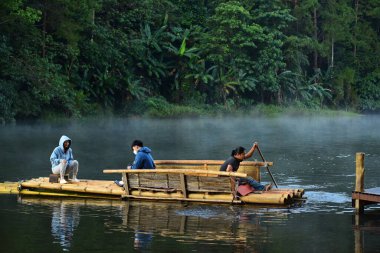 Tayland - 31 Ekim 2014: Nehirde ahşap teknede yüzen insanlar