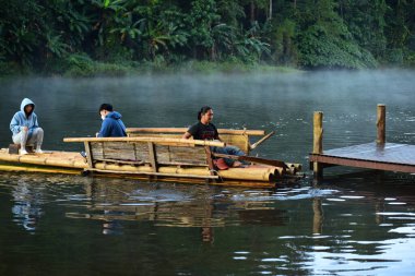 Tayland - 31 Ekim 2014: Nehirde ahşap teknede yüzen insanlar