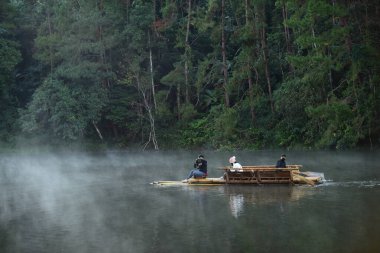 Tayland - 31 Ekim 2014: Nehirde ahşap teknede yüzen insanlar