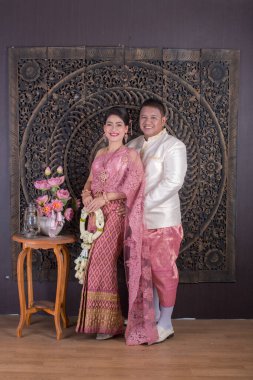 Geleneksel Tayland kıyafetleri içinde güzel bir Asyalı çift.