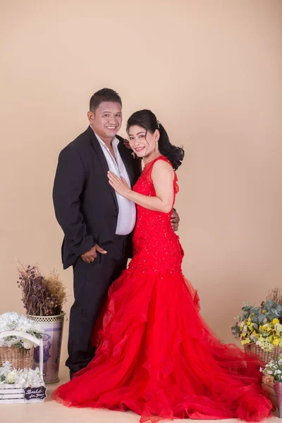 Hermoso Adulto Asiático Pareja Posando Estudio —  Fotos de Stock