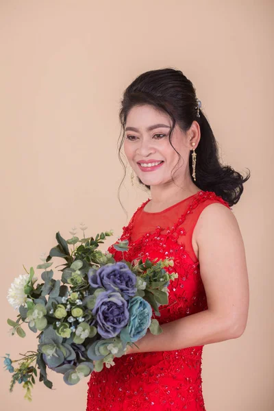 Hermosa Mujer Asiática Adulta Vestido Rojo Con Ramo Flores — Foto de Stock