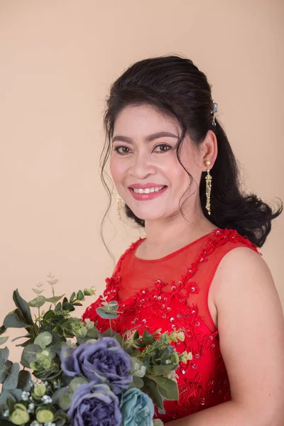 Красива Азіатська Жінка Червоній Сукні Букетом Квітів — стокове фото