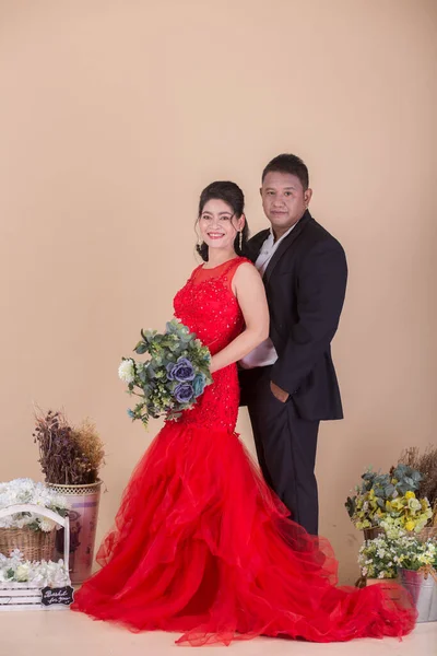 Beau Couple Asiatique Adulte Avec Bouquet Fleurs — Photo