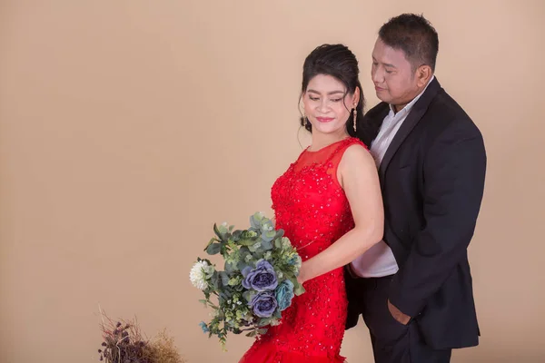 Mooi Volwassen Aziatisch Paar Met Boeket Bloemen — Stockfoto
