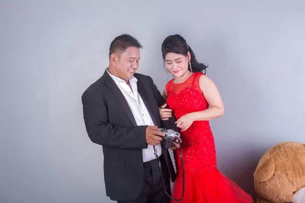 Krásný Elegantní Dospělý Asijský Pár Fotoaparátem — Stock fotografie