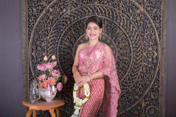 穿着传统泰国服装的美丽的亚洲成年女子 — 图库照片