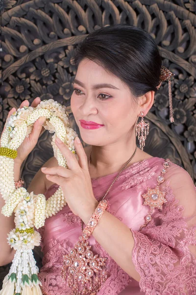 Piękna Dorosła Azjatycka Kobieta Tradycyjnych Tajskich Ubraniach — Zdjęcie stockowe