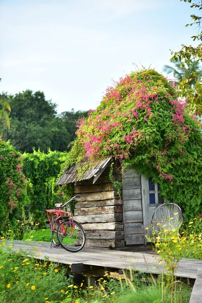 Trähus Med Blomstertak Landet — Stockfoto
