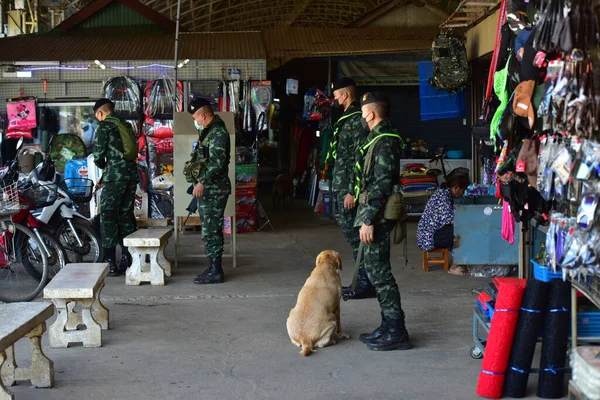 Octubre 2014 Tailandia Soldados Uniformados Mercado — Foto de Stock