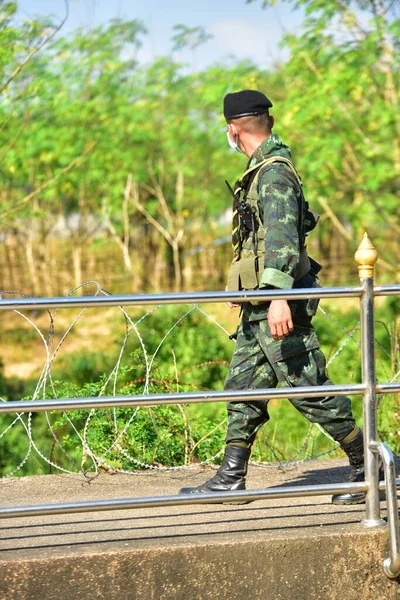 Octubre 2014 Tailandia Soldado Uniforme Caminando — Foto de Stock