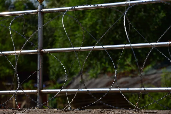 Fence Barbed Wire Daytime — Stock Photo, Image