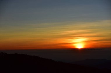 Dağ manzarası üzerinde güzel gündoğumu