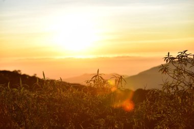 Dağ manzarasında güzel bir gün batımı