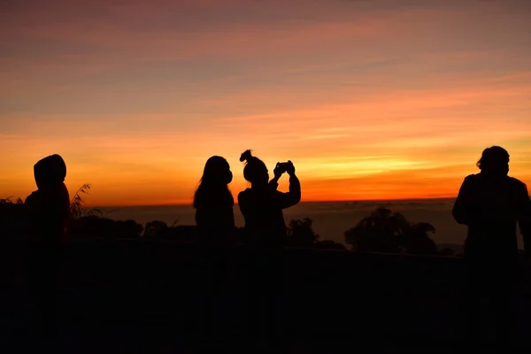 Silueta Personas Mirando Hermosa Puesta Sol Las Montañas —  Fotos de Stock