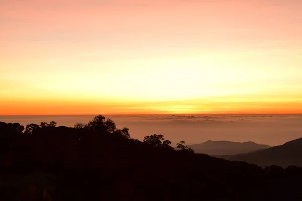 Красивый Закат Над Горным Пейзажем — стоковое фото