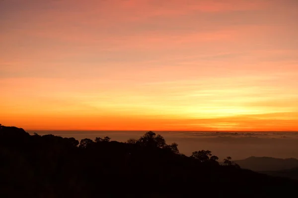 山の風景の上に美しい夕日 — ストック写真